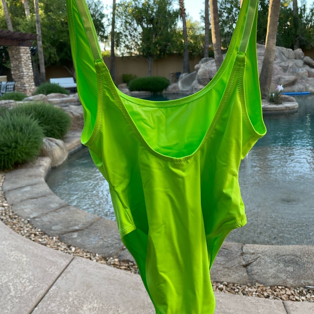 SKIMS Scoop Neck One Piece - Limited Edition Neon Green 🔥💚 Sold Out Online! - Picture 4 of 6